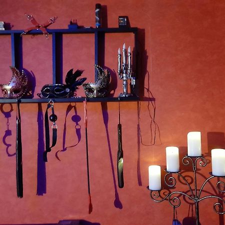 Love Room Le Rouge Et Noir Barr Bagian luar foto
