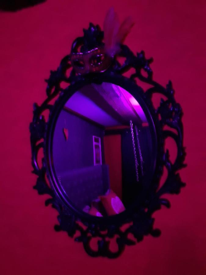 Love Room Le Rouge Et Noir Barr Bagian luar foto
