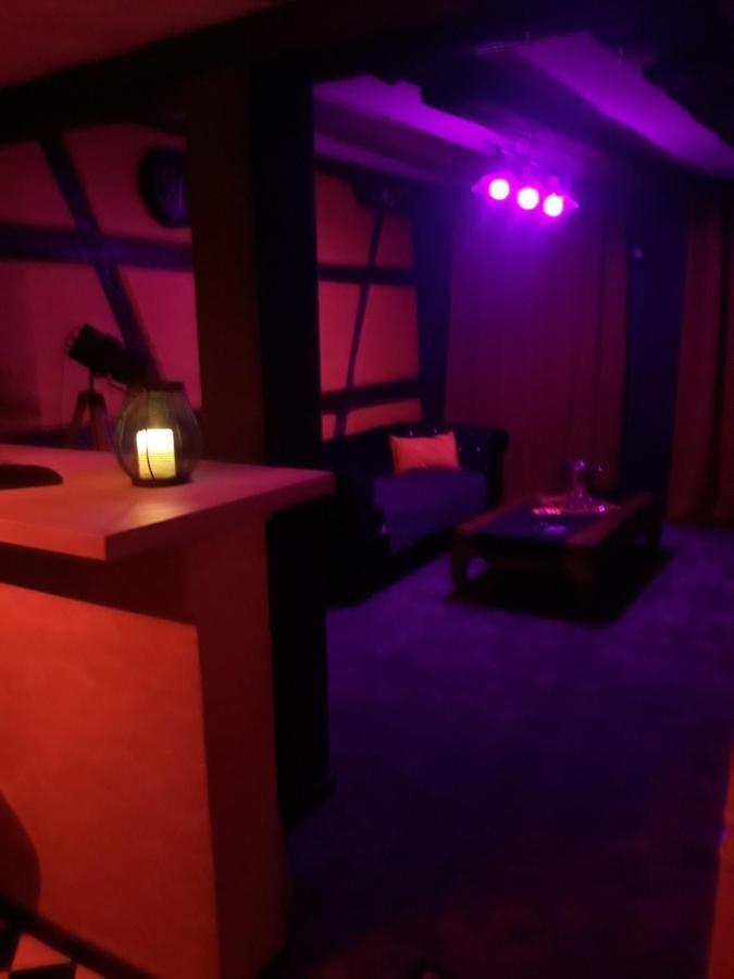 Love Room Le Rouge Et Noir Barr Bagian luar foto