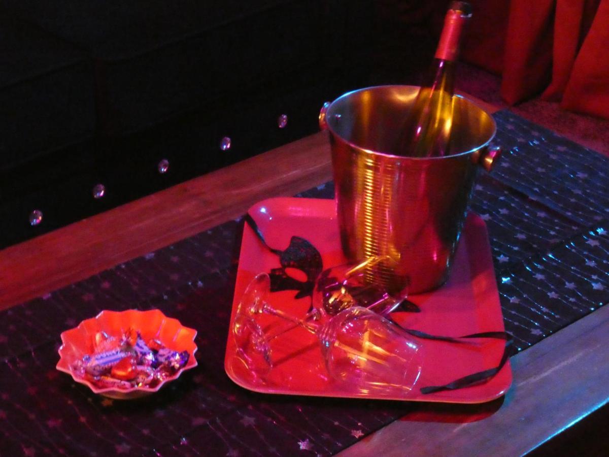 Love Room Le Rouge Et Noir Barr Bagian luar foto