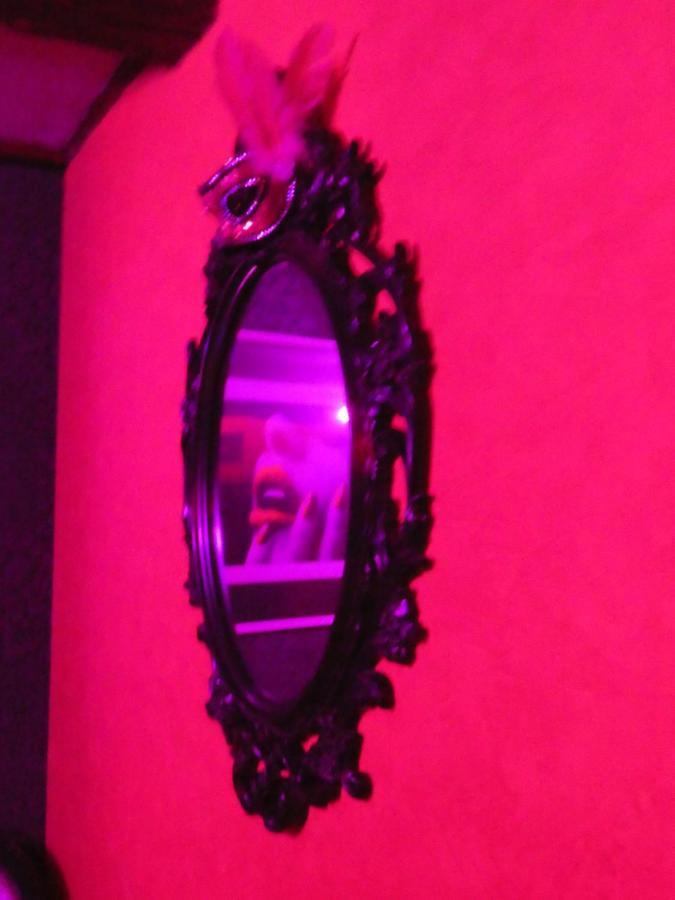 Love Room Le Rouge Et Noir Barr Bagian luar foto