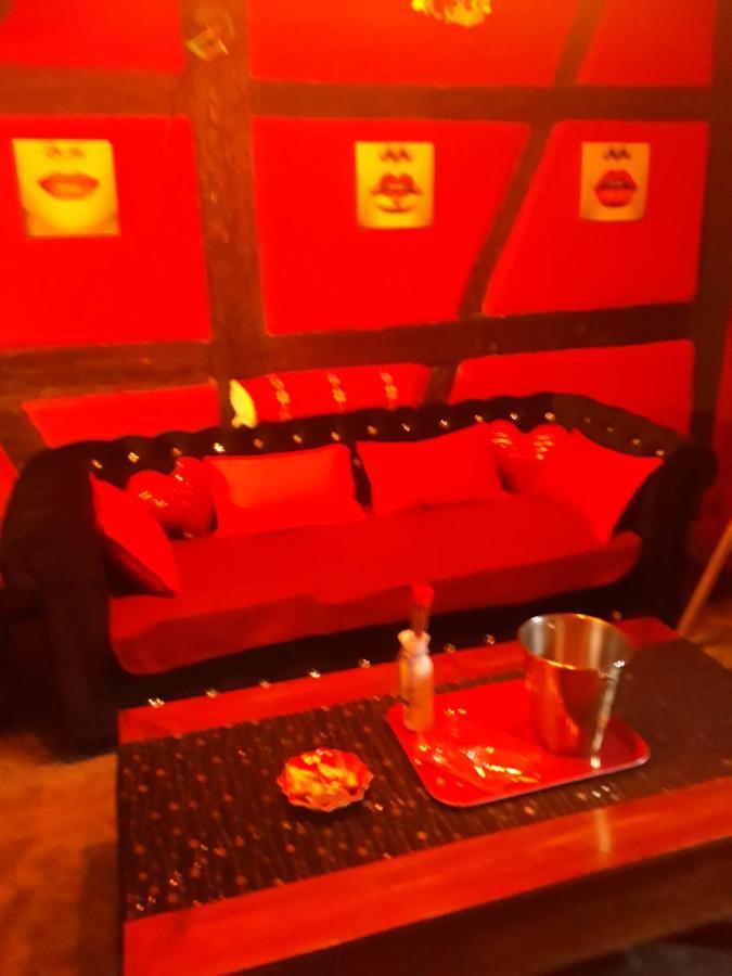 Love Room Le Rouge Et Noir Barr Bagian luar foto