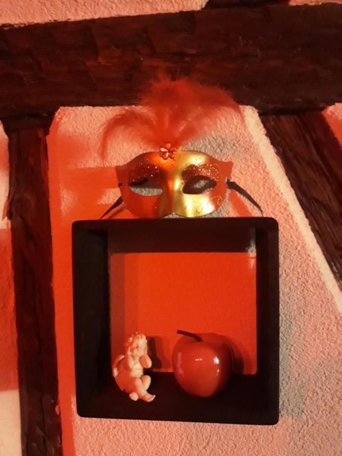 Love Room Le Rouge Et Noir Barr Bagian luar foto