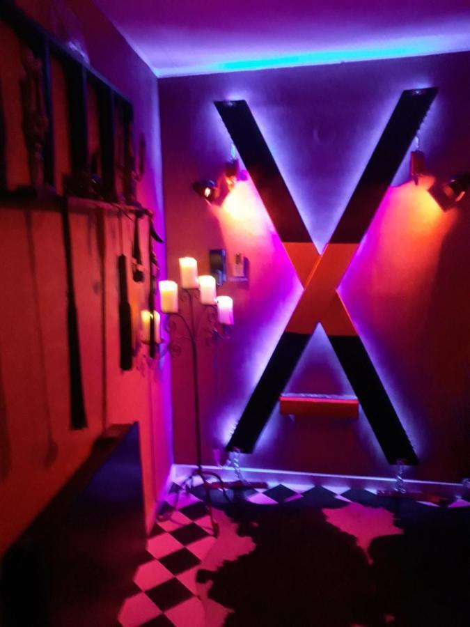 Love Room Le Rouge Et Noir Barr Bagian luar foto