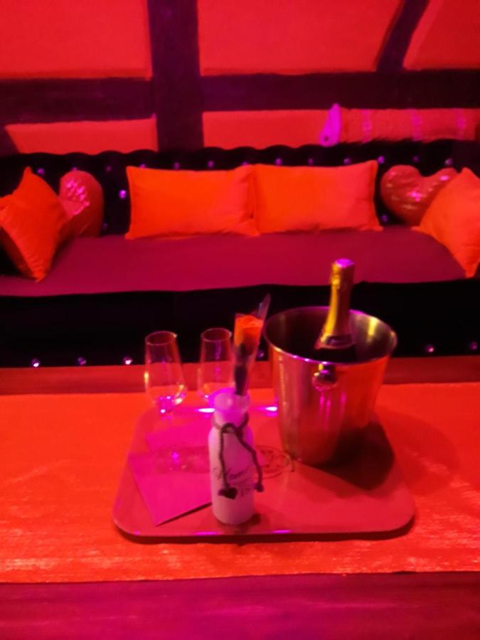 Love Room Le Rouge Et Noir Barr Bagian luar foto