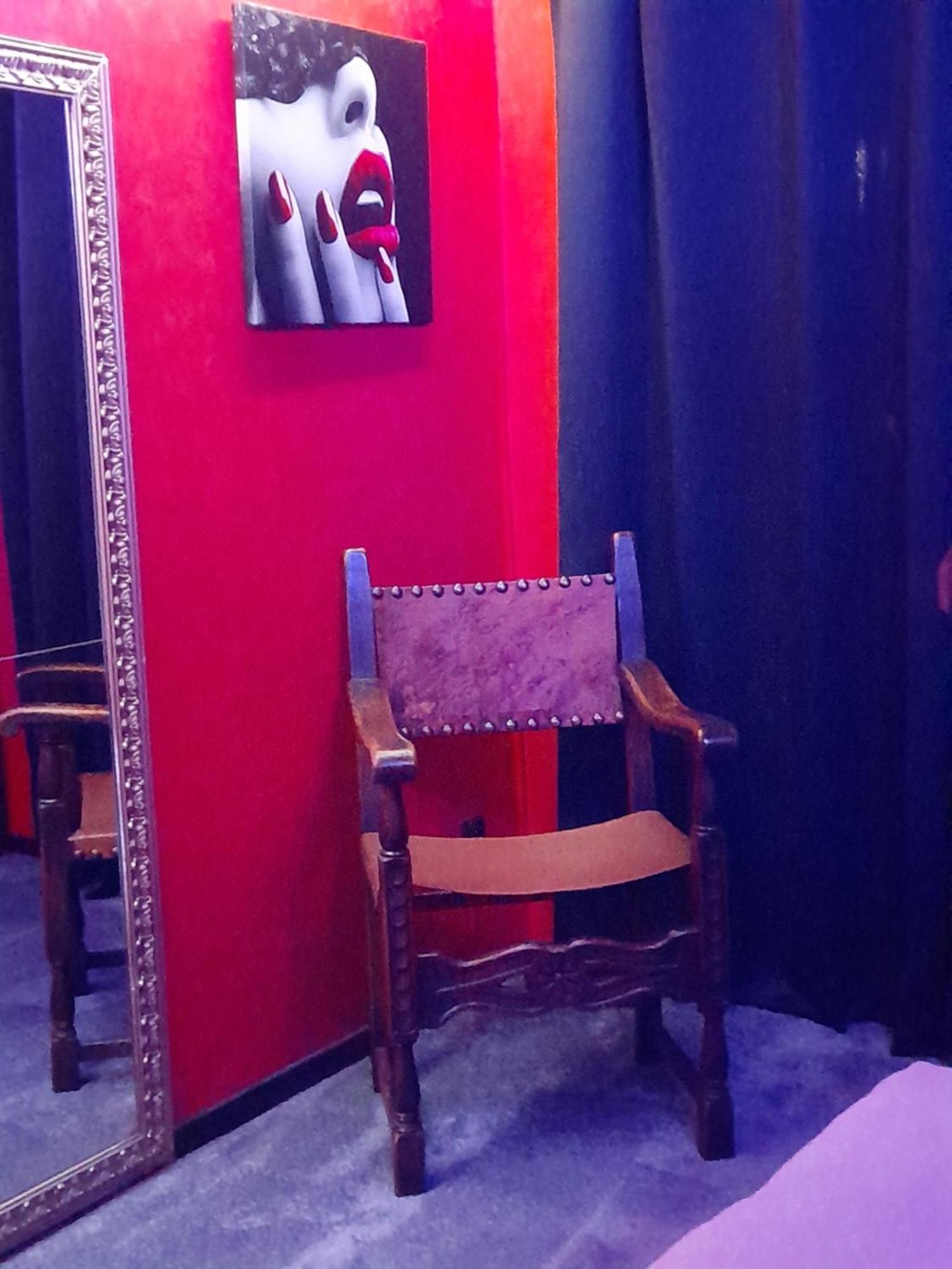 Love Room Le Rouge Et Noir Barr Bagian luar foto
