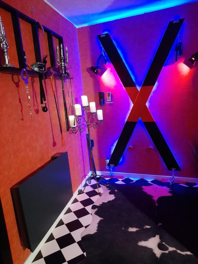 Love Room Le Rouge Et Noir Barr Bagian luar foto