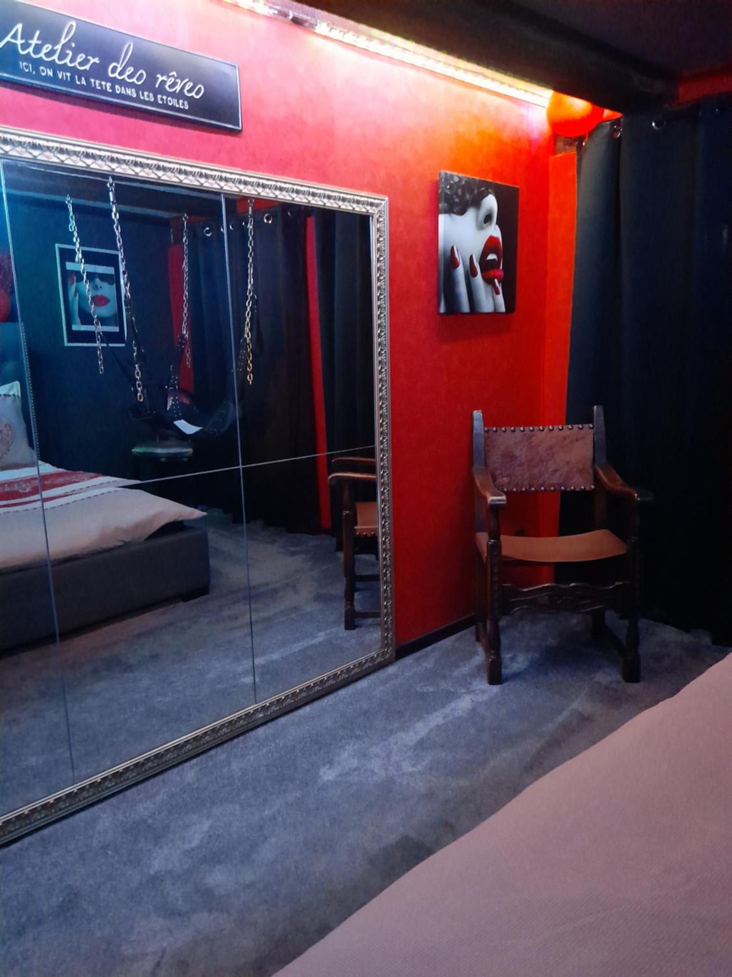 Love Room Le Rouge Et Noir Barr Bagian luar foto