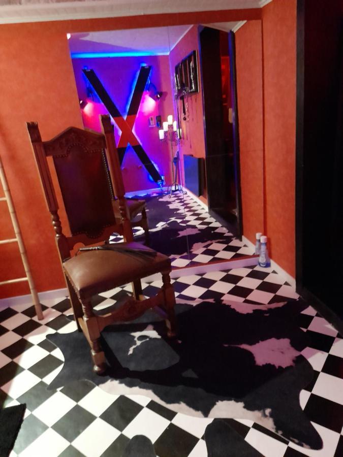 Love Room Le Rouge Et Noir Barr Bagian luar foto