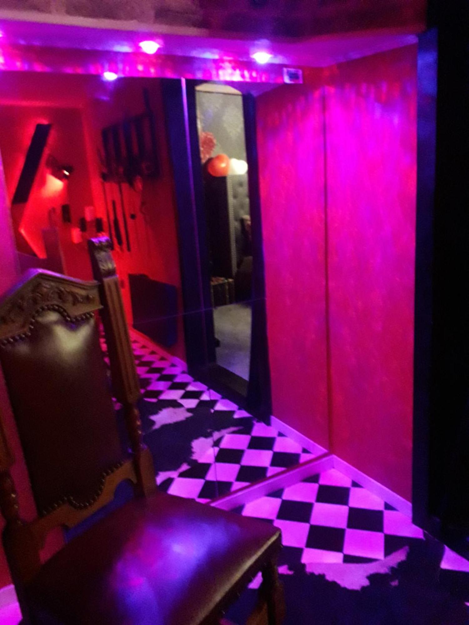 Love Room Le Rouge Et Noir Barr Bagian luar foto