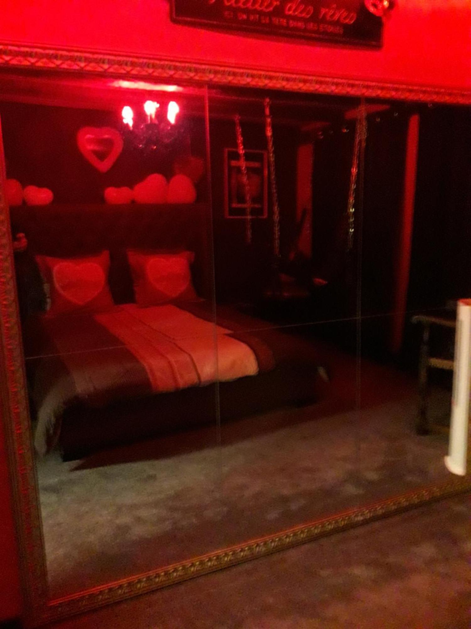 Love Room Le Rouge Et Noir Barr Bagian luar foto
