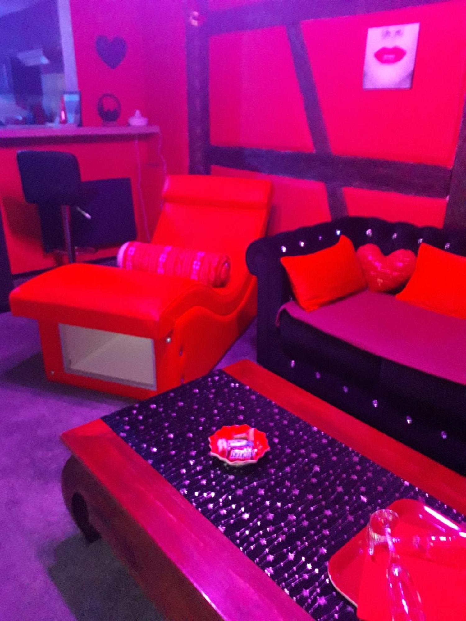 Love Room Le Rouge Et Noir Barr Bagian luar foto