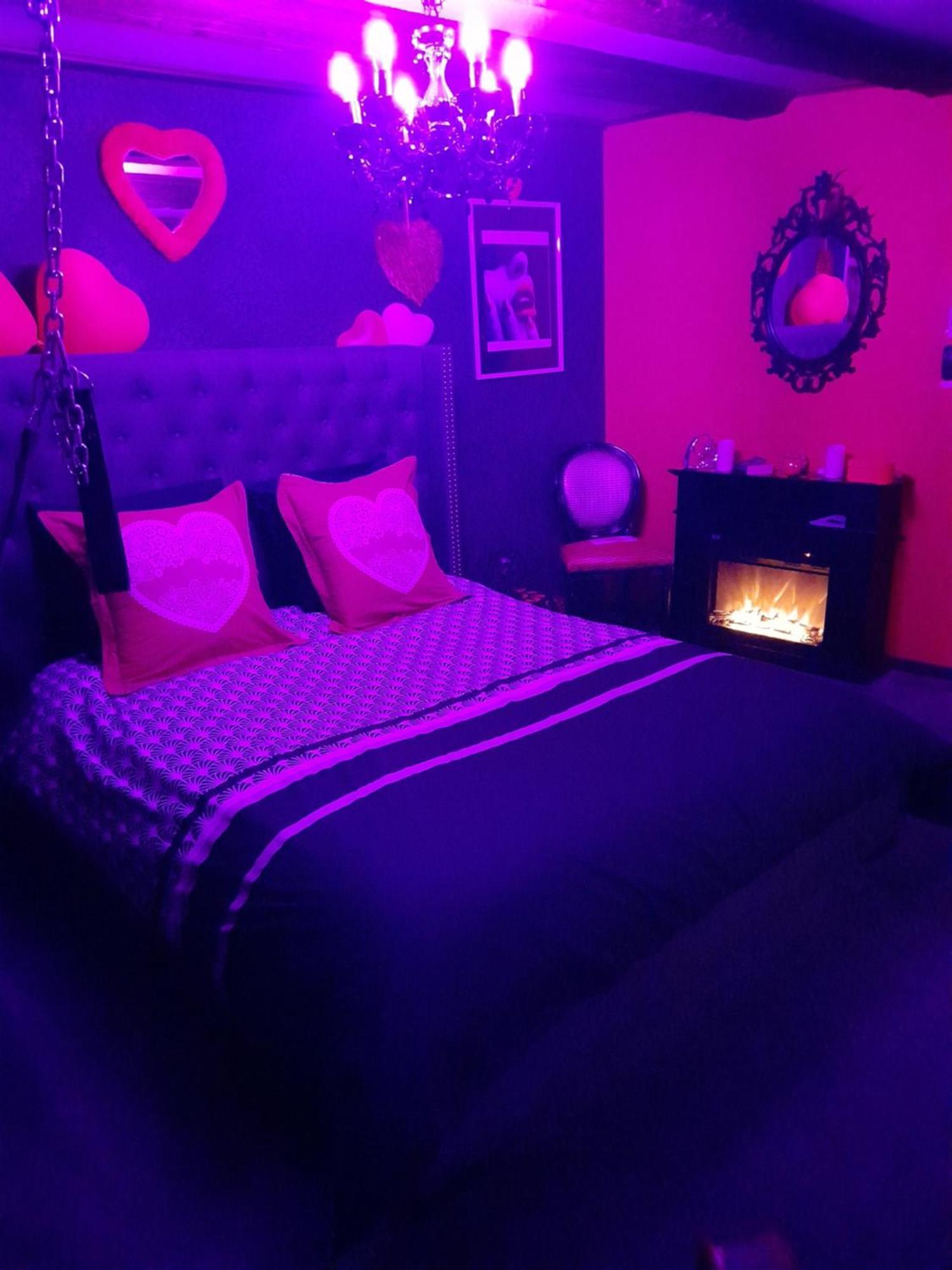 Love Room Le Rouge Et Noir Barr Bagian luar foto