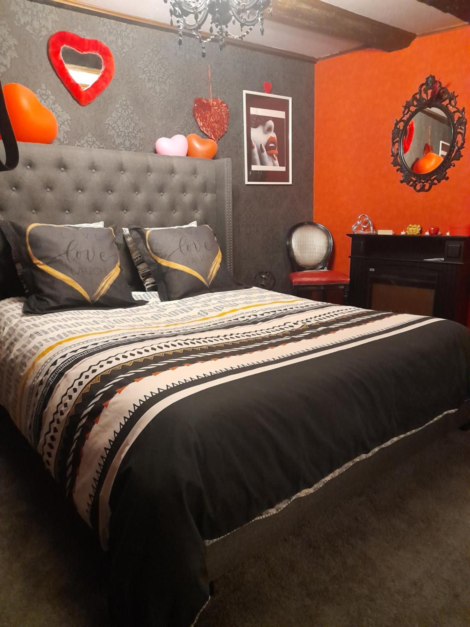Love Room Le Rouge Et Noir Barr Bagian luar foto