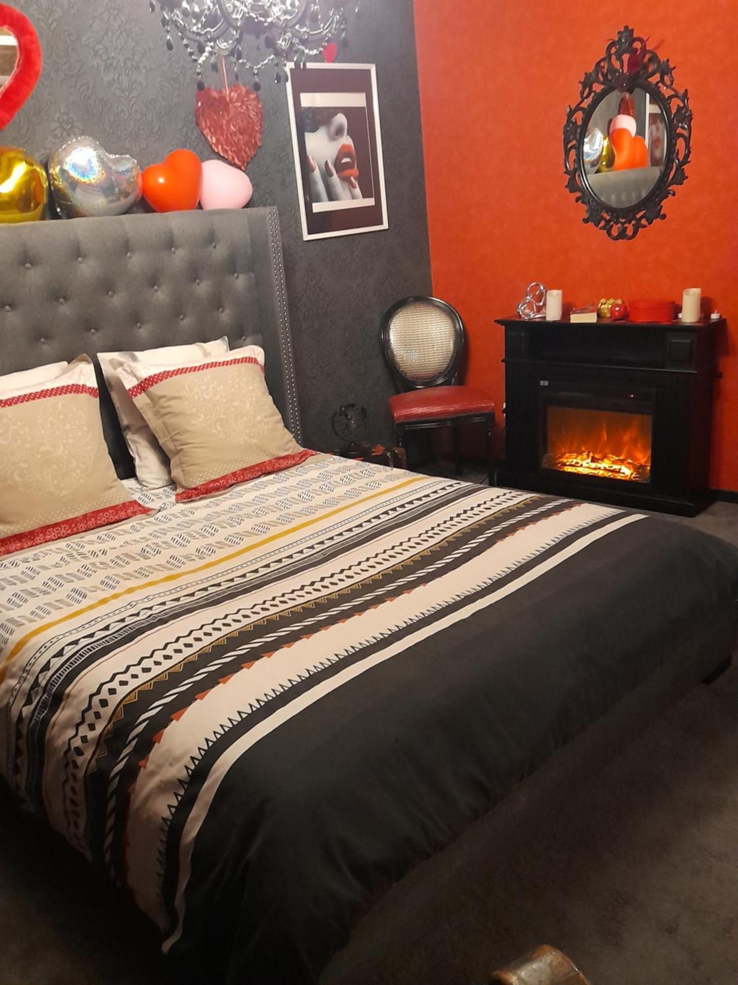 Love Room Le Rouge Et Noir Barr Bagian luar foto