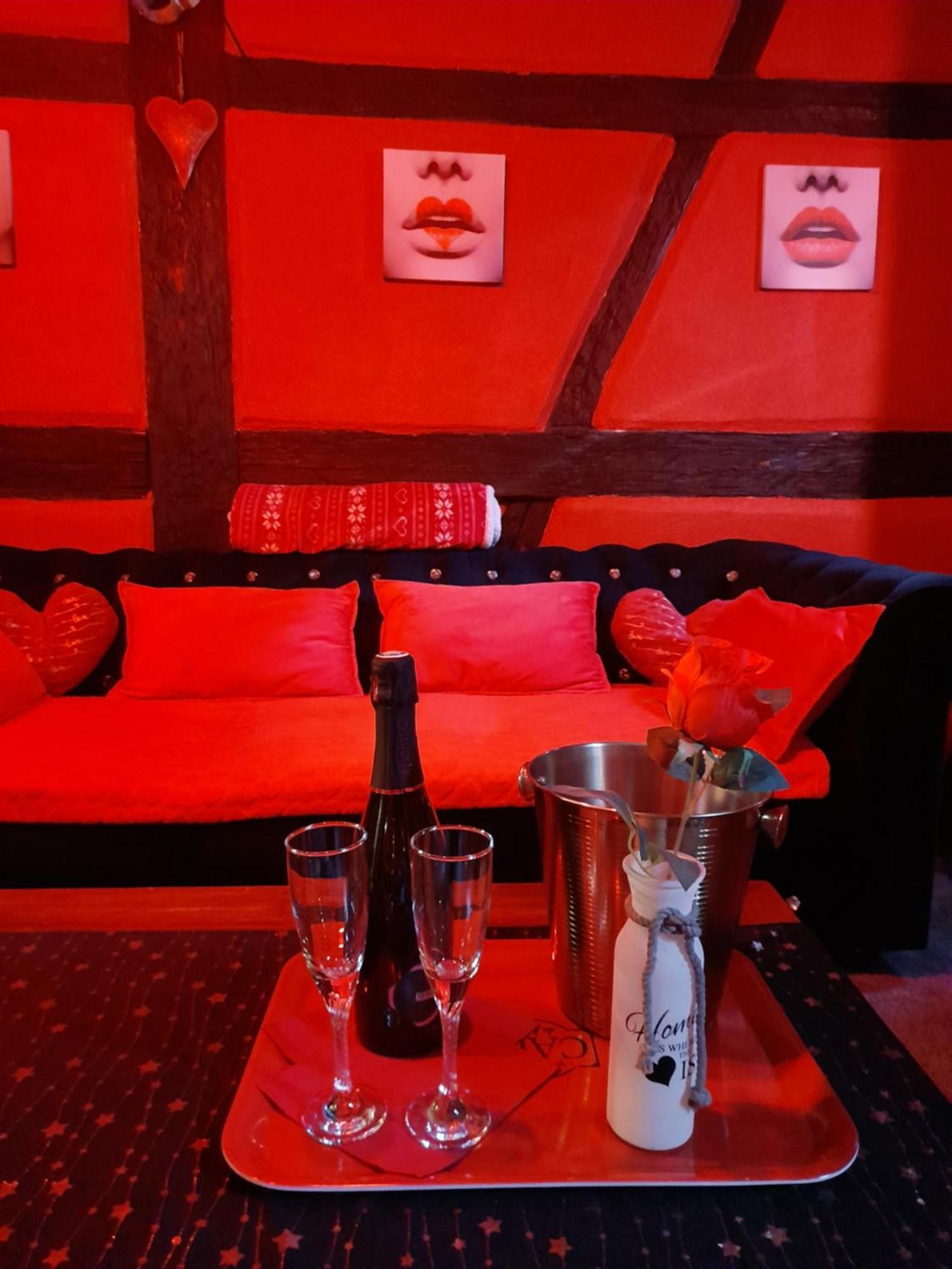 Love Room Le Rouge Et Noir Barr Bagian luar foto
