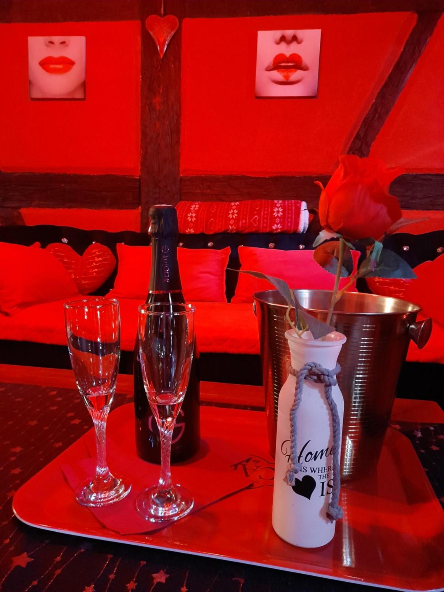 Love Room Le Rouge Et Noir Barr Bagian luar foto