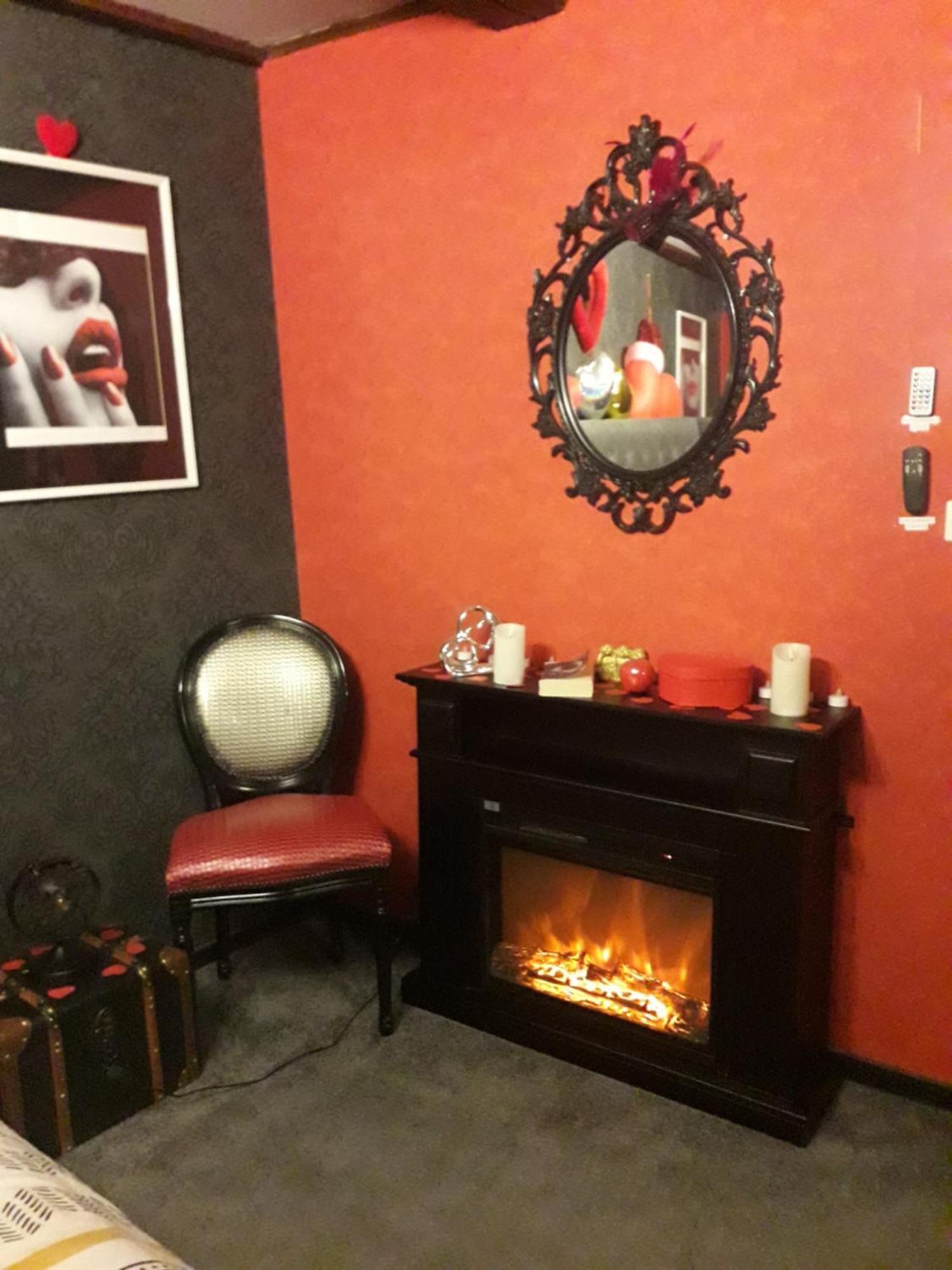Love Room Le Rouge Et Noir Barr Bagian luar foto